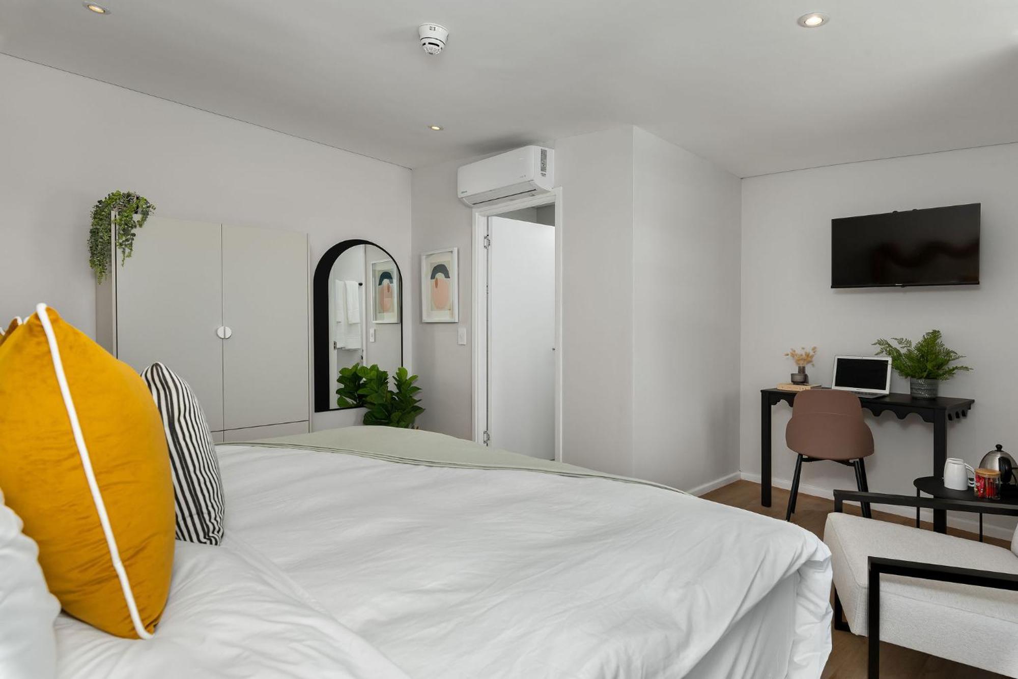 Neighbourgood 1St Crescent Camps Bay Hotel Cape Town Room photo